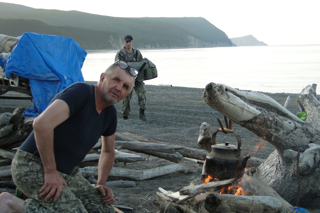 Вечер у костра на побережье Охотского моря